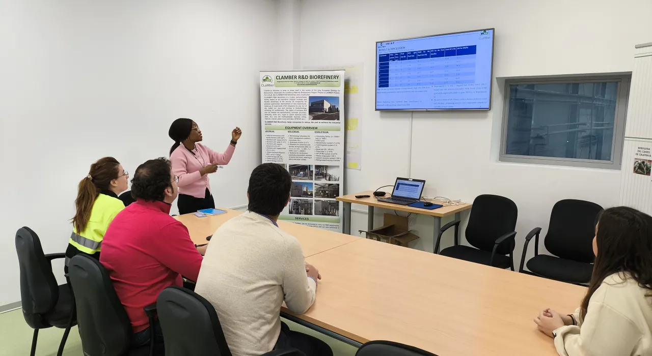 Presentación de resultados de Amosun Omolola en la Biorrefinería CLaMber
